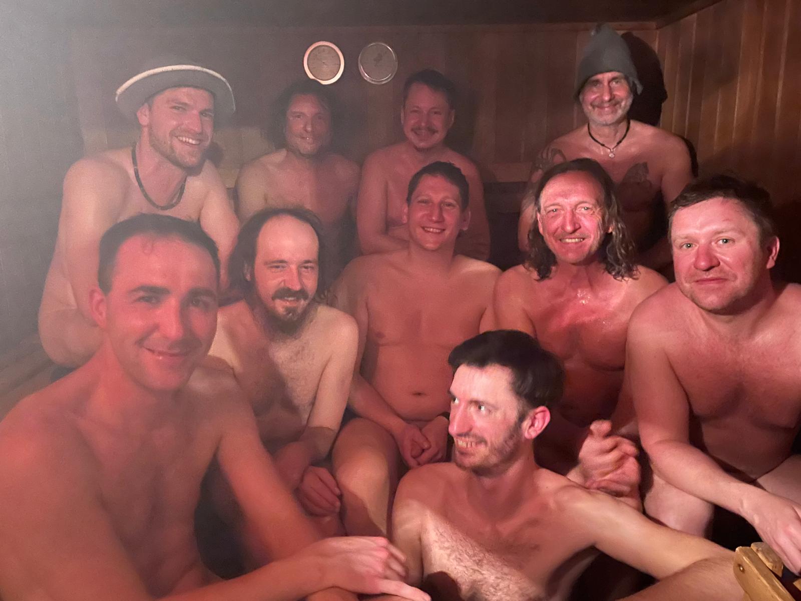 Mitglieder des Super Sauna Club in der Stammsauna in der Tennishalle Pernitz