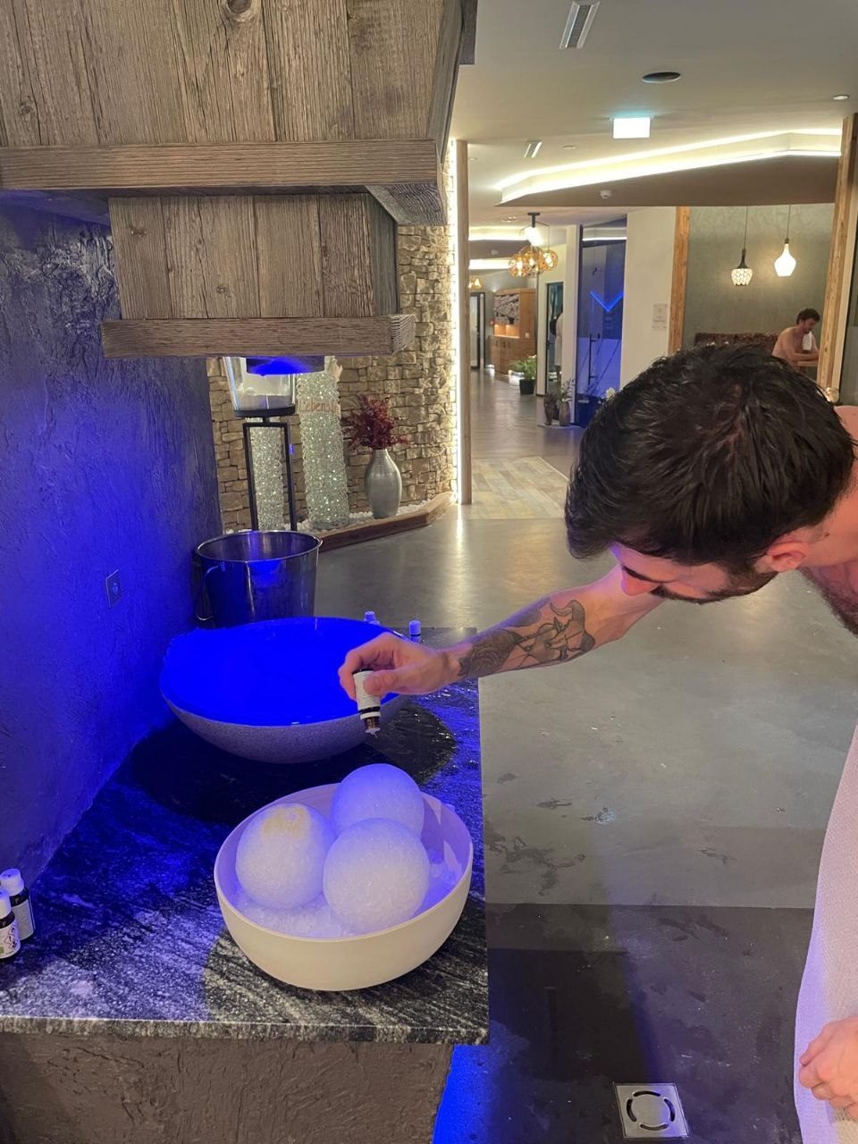 Eiskugeln werden mit Duftöl aromatisiert