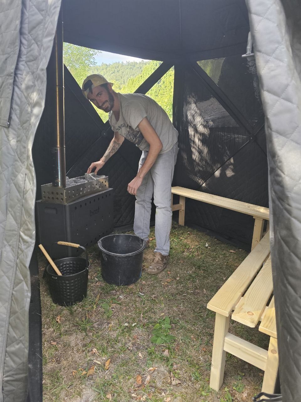 Innenansicht der BAST-Zeltsauna mit Holzofen beim Saunafest am 27. August 2026