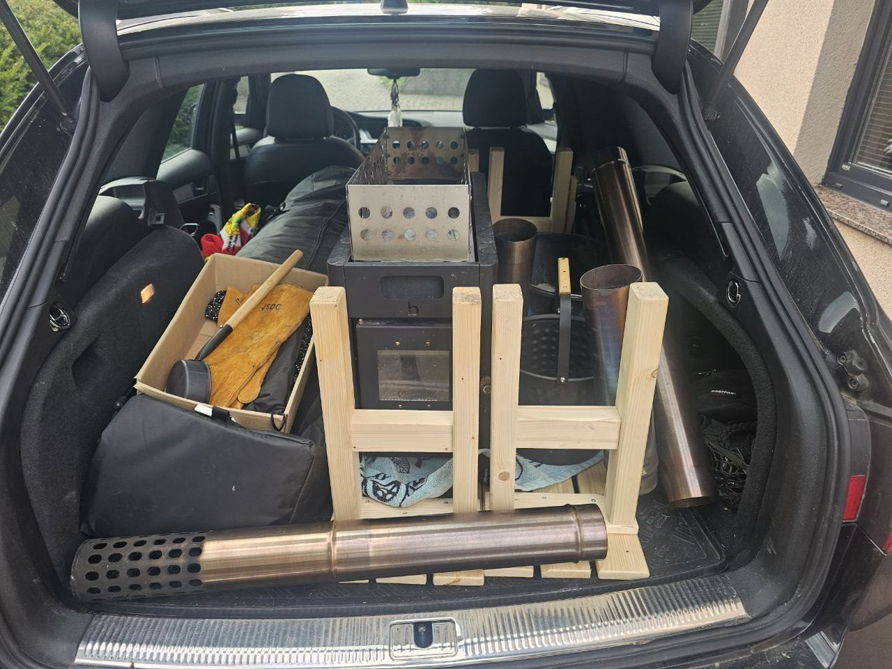 Das ganze Saunazelt samt Holzofen und Zubehör passt in einen Kombi