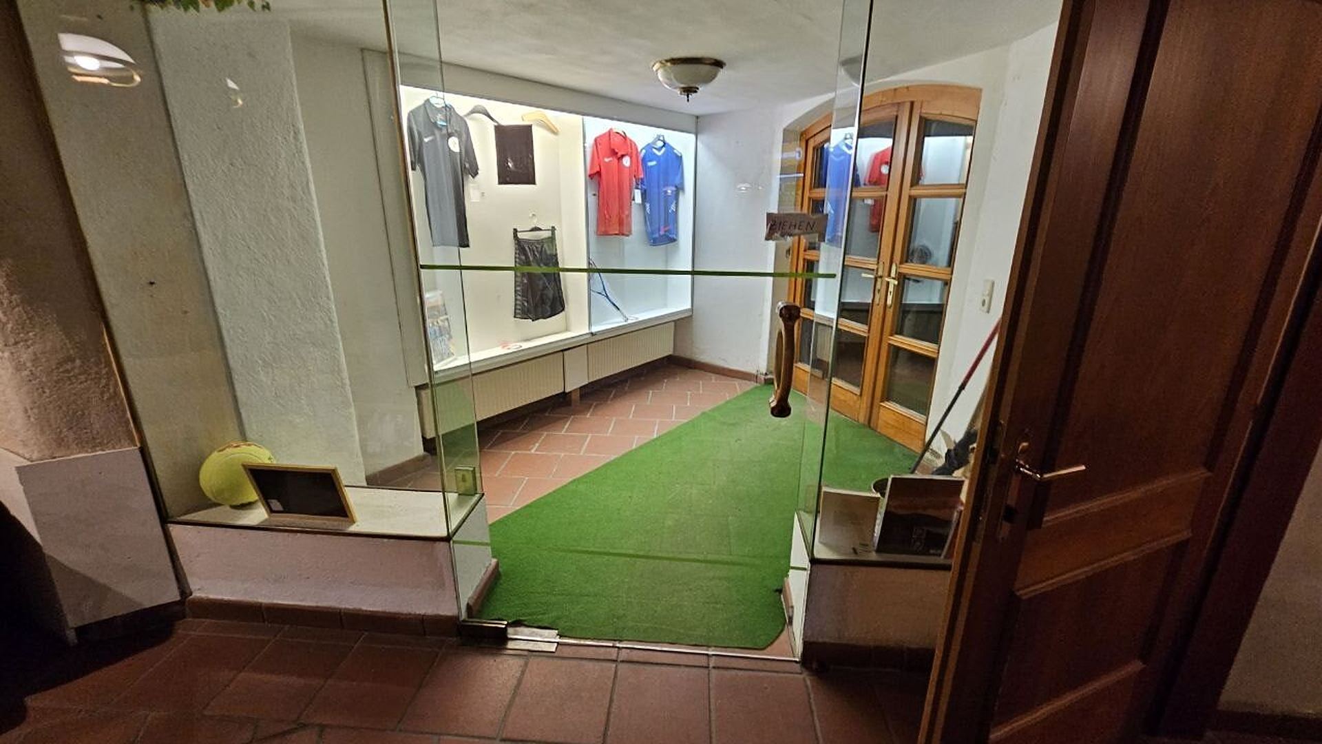 Eingang der Tennishalle Pernitz