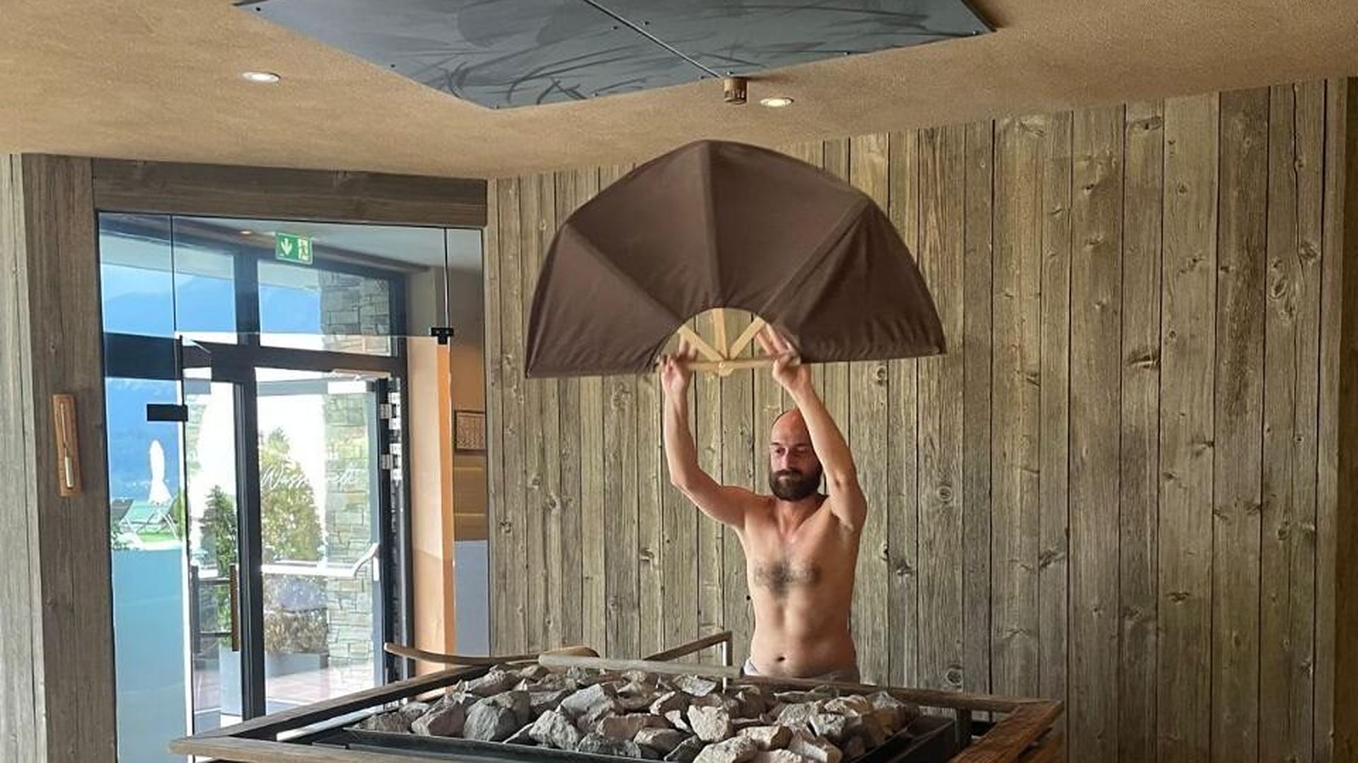 Fächern am Saunaofen an der Saunaakademie Tirol