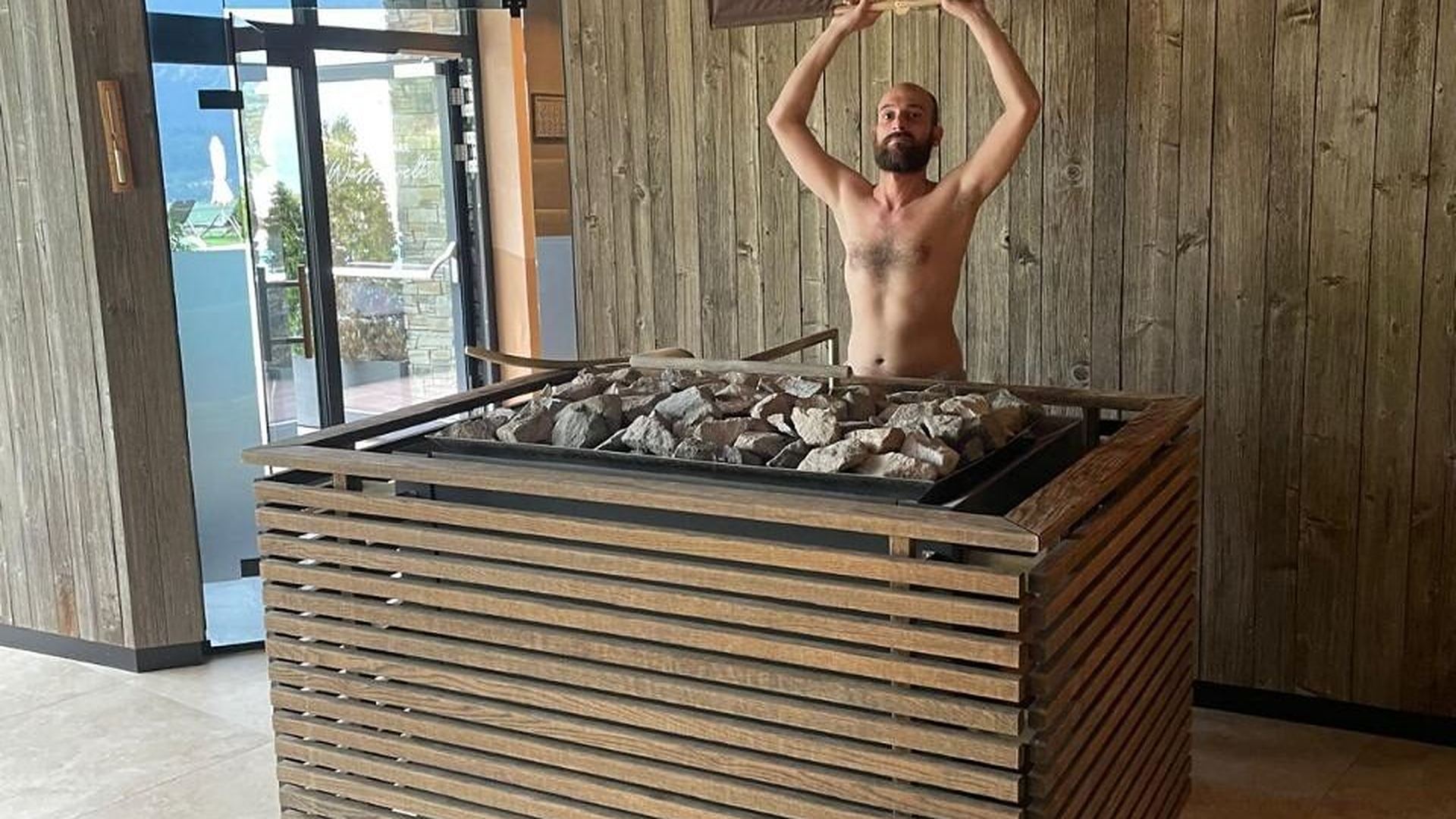 Wedeltechnik am Saunaofen an der Saunaakademie Tirol