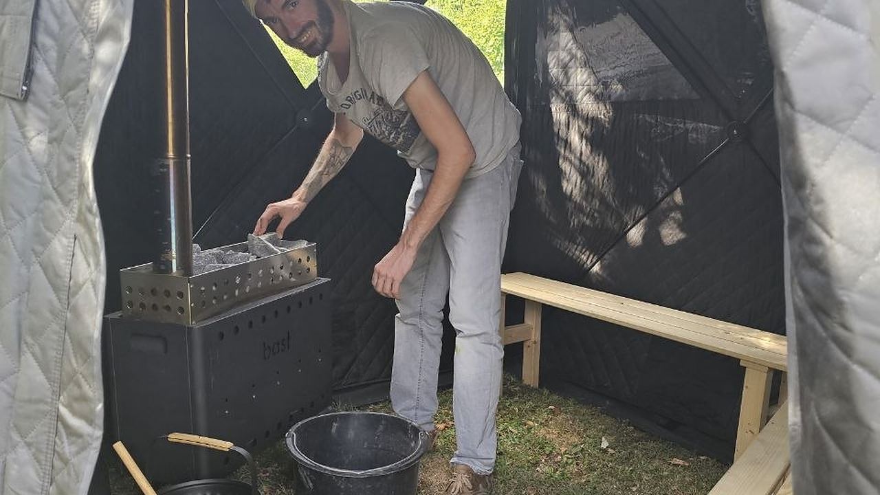 Innenansicht des BAST-Saunazelts mit Holzofen beim Saunafest 2026