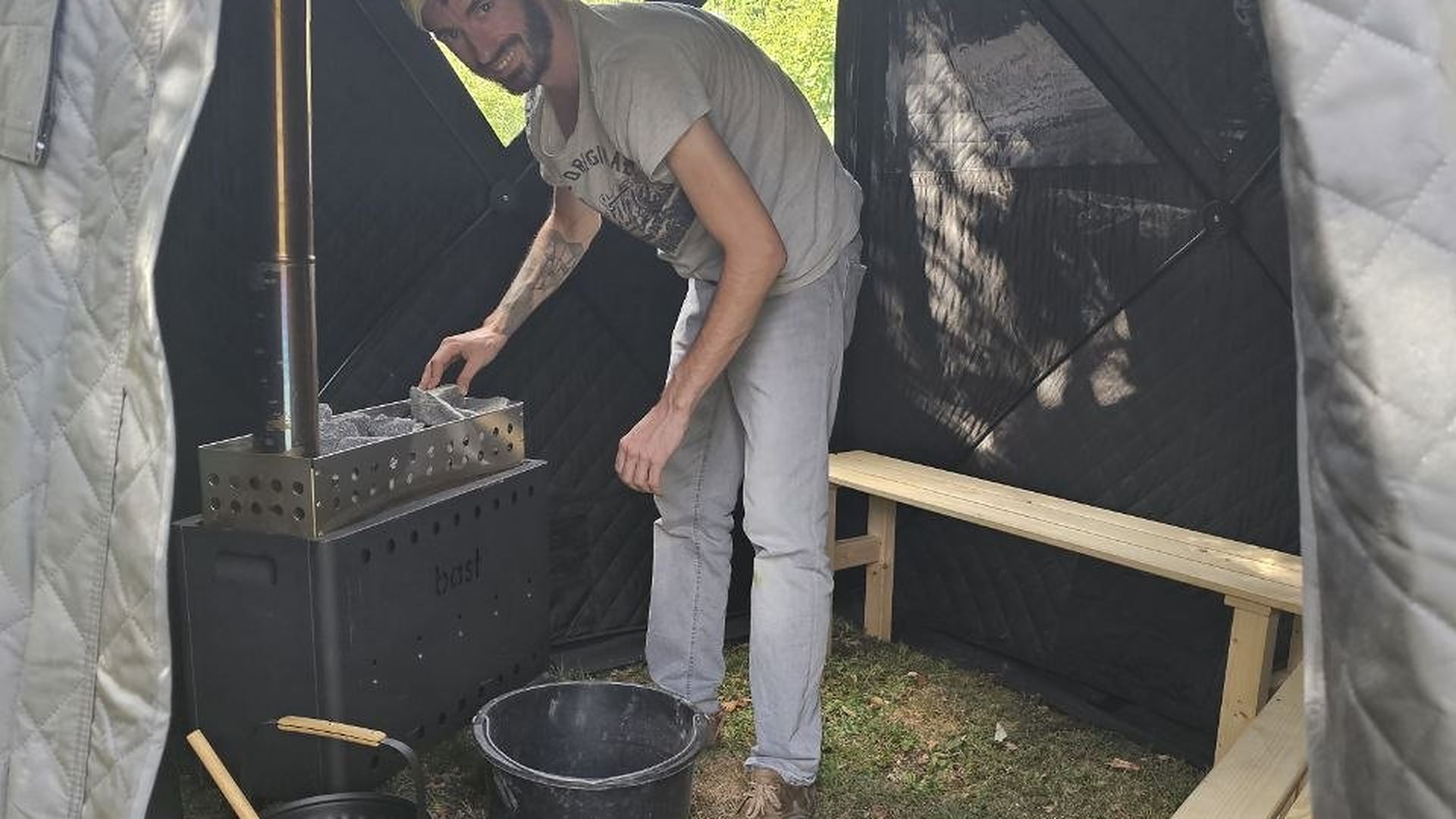 Innenansicht des BAST-Saunazelts mit Holzofen beim Saunafest 2026
